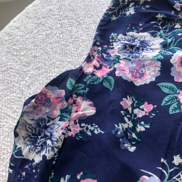 Kismet Xxlarge flowery blouse with sheer back. Button down front, sleeveless - Picture 3 of 6